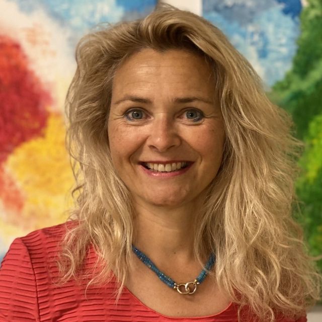 Dr. Claudia Mlynek-Luhr im Porträt, freundlich lächelnd