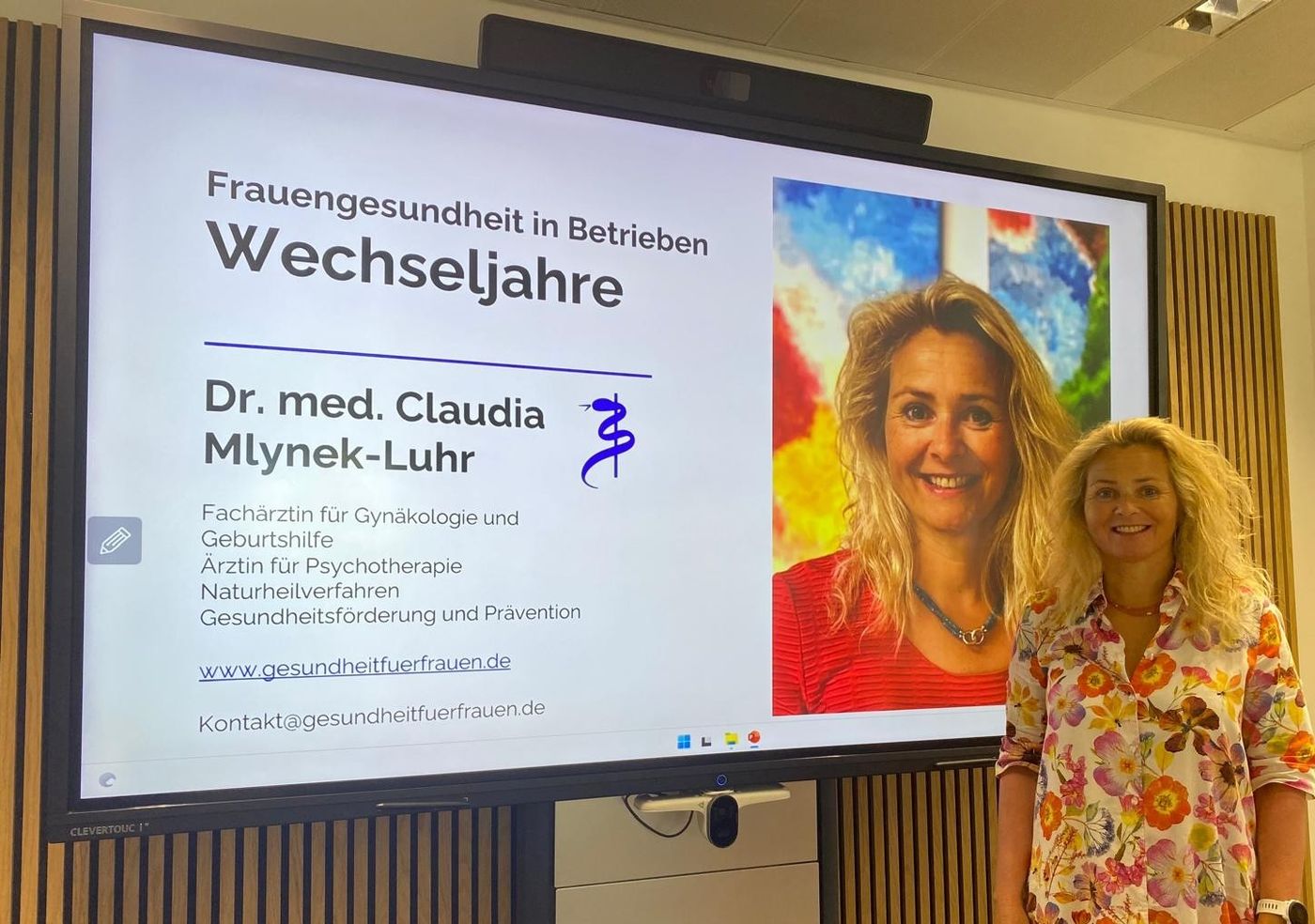 Dr. Claudia Mlynek-Luhr hält einen Vortrag zum Thema Wechseljahre in einem Unternehmen